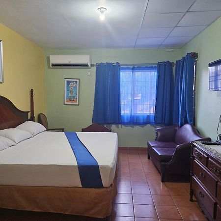 Palm Bay Guest House & Restaurant Montego Bay Exterior photo