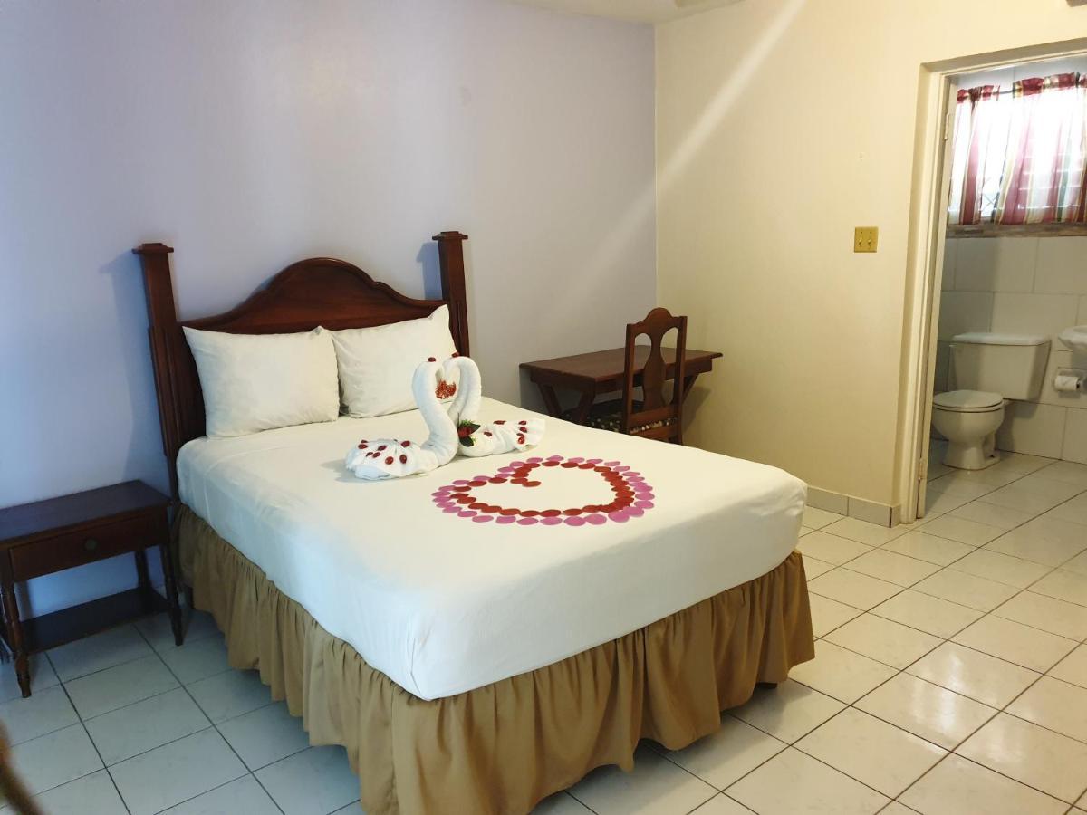 Palm Bay Guest House & Restaurant Montego Bay Exterior photo