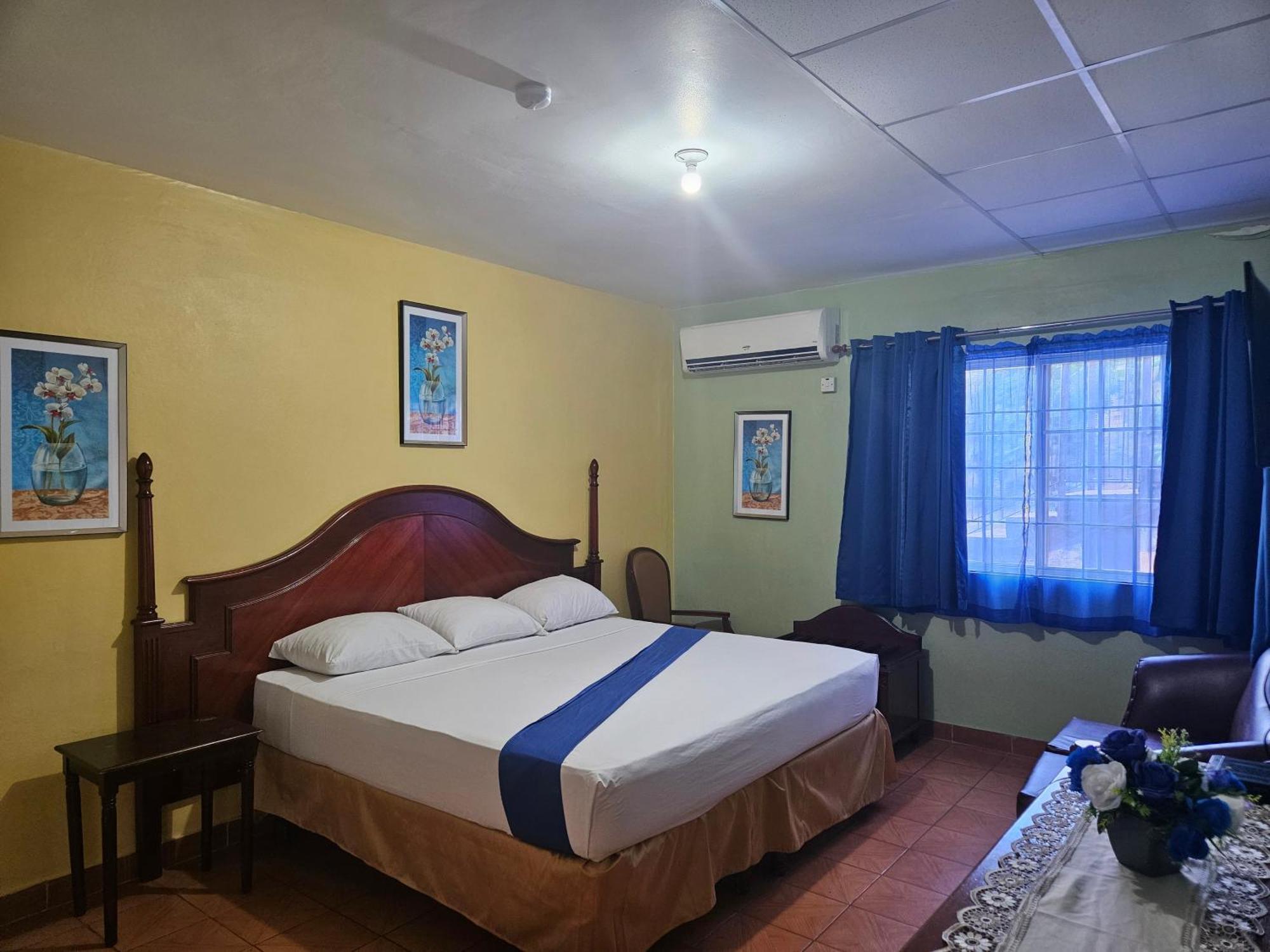 Palm Bay Guest House & Restaurant Montego Bay Exterior photo