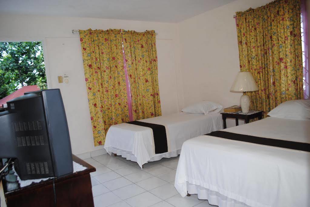Palm Bay Guest House & Restaurant Montego Bay Exterior photo